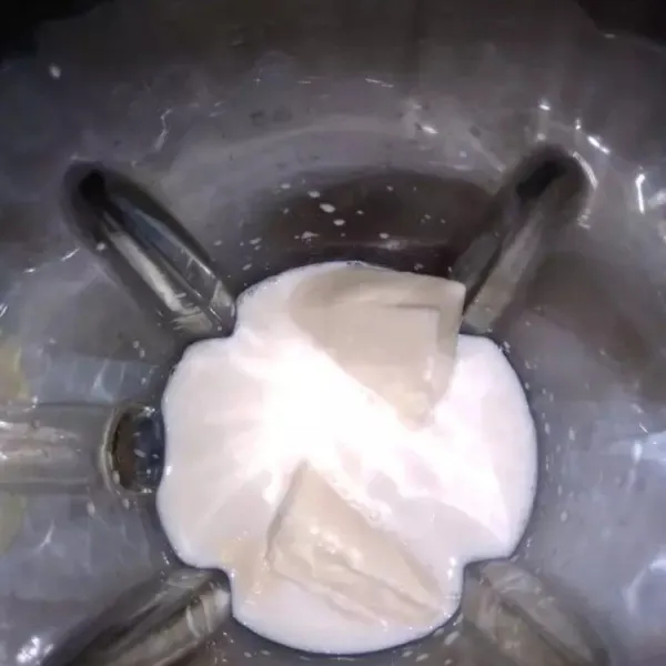 Buat kuah keju : masukkan 200 ml susu cair keju ke dalam blender. Kemudian blend hingga tercampur rata  dan creamy. Tuang ke dalam wadah atau gelas takar. Campur dengan sisa bahan lainnya. Aduk rata dan simpan di kulkas selama 1 jam.
