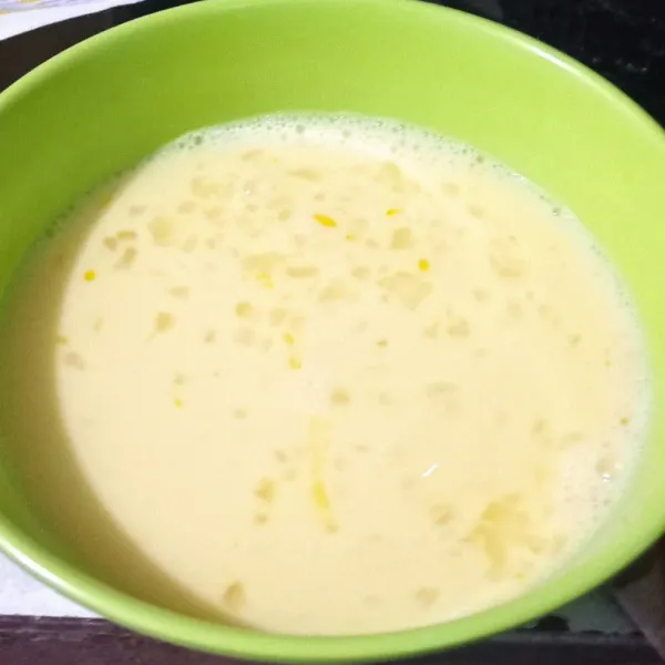 Buat bahan filling : Aduk rata semua bahan lalu saring.