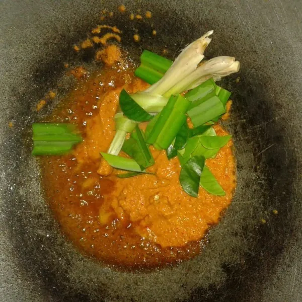 Panaskan sedikit minyak goreng. Tumis bumbu halus. Tambahkan serai, daun pandan dan daun jeruk. Tumis sampai bumbu matang dan harum.