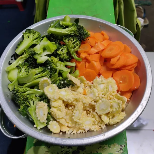 Cuci bersih sayuran. Potong wortel, brokoli dan baby jagung sesuai selera. Sisihkan.