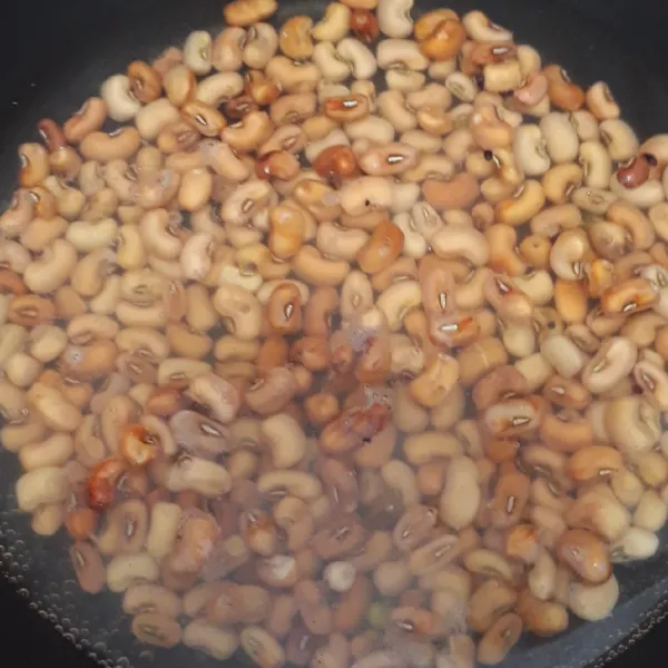 Rendam kacang tolo hingga mengembang lalu rebus hingga lunak.