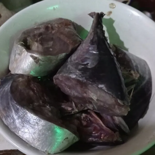 Bersihkan ikan, lumuri jeruk nipis dan diamkan 15 menit.