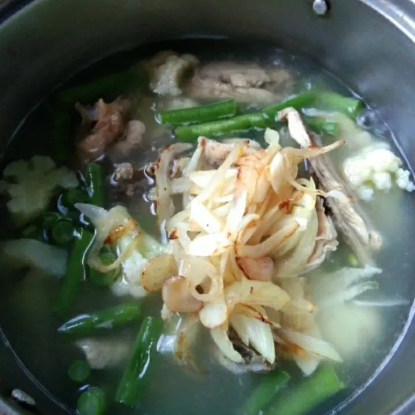 Masukan tumisan bawang ke dalam rebusan sop, tambahkan garam, merica bubuk dan kaldu jamur, koreksi rasa
