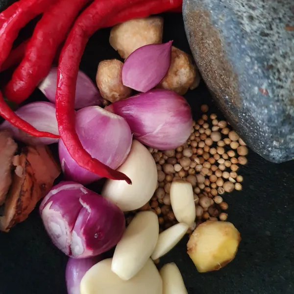 Siapkan bumbu : Haluskan bawang merah, bawang putih, garam, cabe, kemiri, ketumbar, merica dan jahe.
