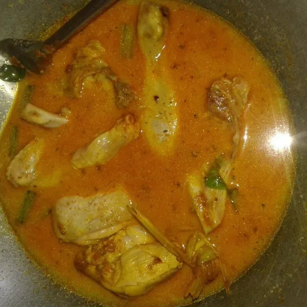 Masukkan santan cair dan secukupnya garam. Didihkan dan cek rasa sampai pas.
