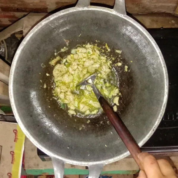 Tumis bawang hingga harum dengan sedikit minyak lalu masukan daging ayam tunggu hingga berubah warna, masukkan tahu lalu masukkan air.