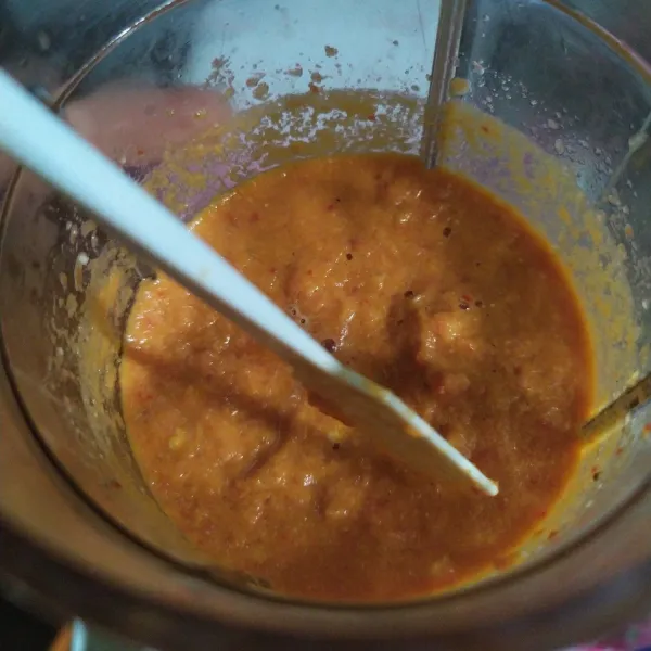 Blender bumbu halus yaitu bawang merah, bawang putih, kemiri, cabe rawit, cabe keriting dan terasi.