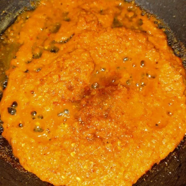 Masak bumbu halus, beri garam, gula pasir, masako lalu aduk rata