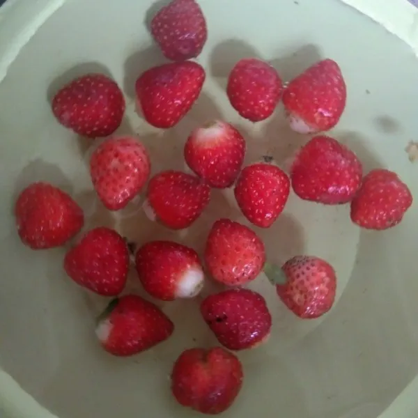 Cuci bersih strawberry, tiriskan.