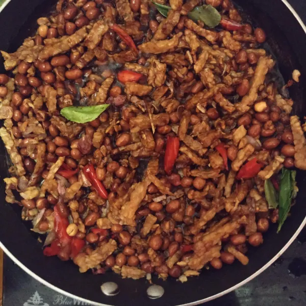 Terakhir beri kecap manis dan aduk rata. Koreksi rasa dan sajikan.