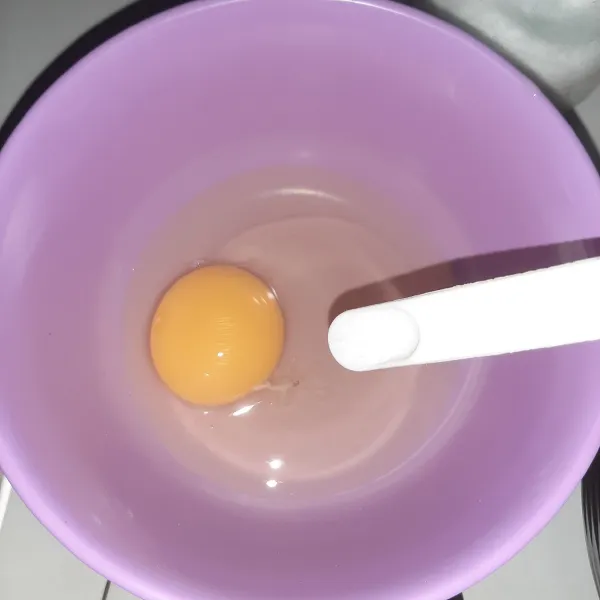 Kocok telur dengan garam. Sisihkan.