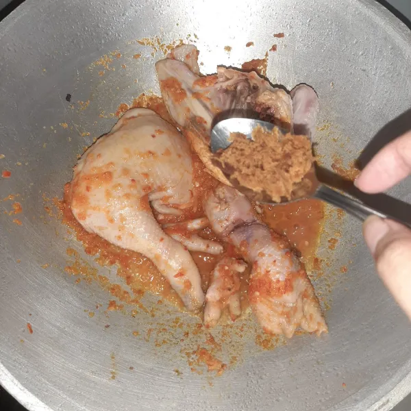 Masukkan ayam tadi (buang airnya). Masak dulu hingga seluruh bumbu halus melumuri ayam. Tambahkan gula merah.