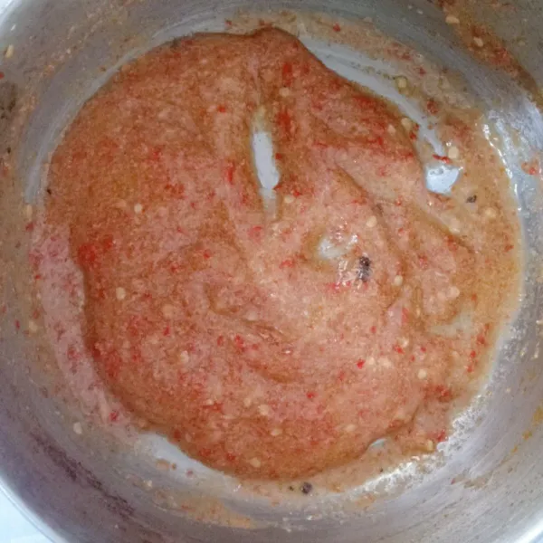 Larutkan tepung sagu dengan sedikit air. Lalu tuang ke dalam sisa kaldu daging dan masak hingga bumbu mengental.