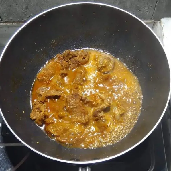 Masukkan lagi sisa air. Masak sampai daging empuk dan air menyusut.