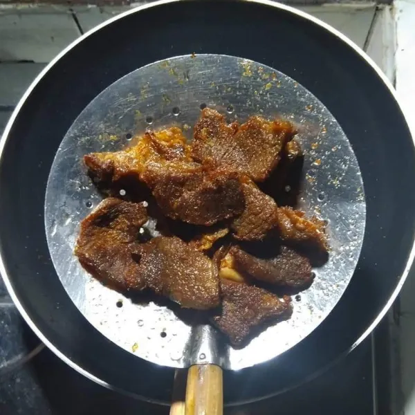 Angkat dan tiriskan.