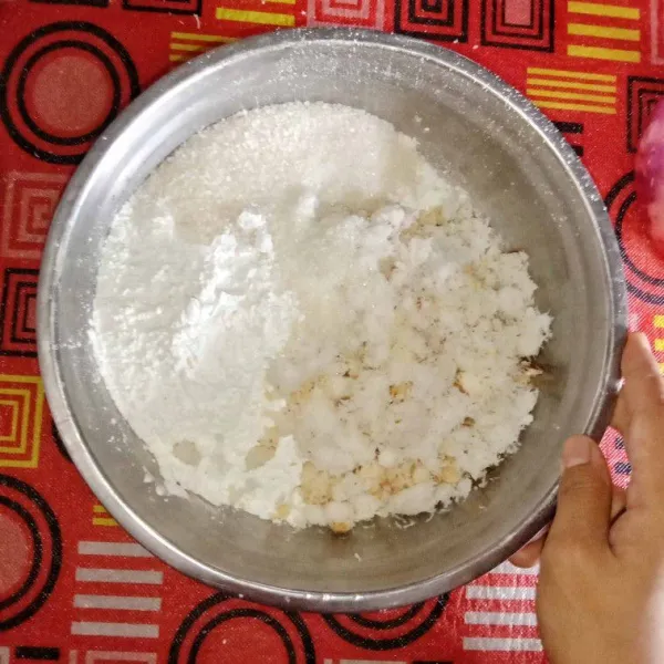 Campurkan tepung ketan, kelapa parut yang telah dikukus, garam dan gula, pasir.