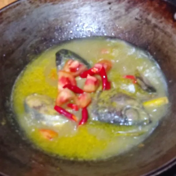 Masukkan tomat dan cabe. Masak sampai matang. Tes rasa.
