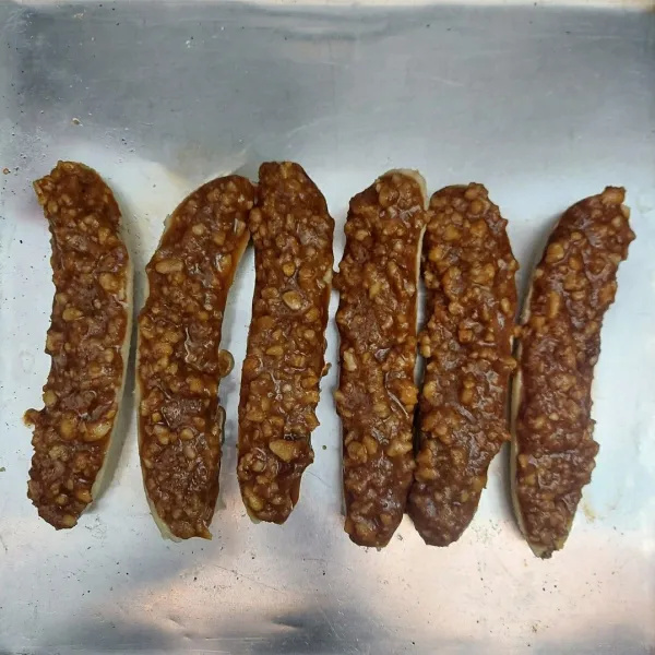 Oleskan ke permukaan pisang secara merata.