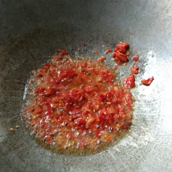 Tumis bumbu halus hingga harum.