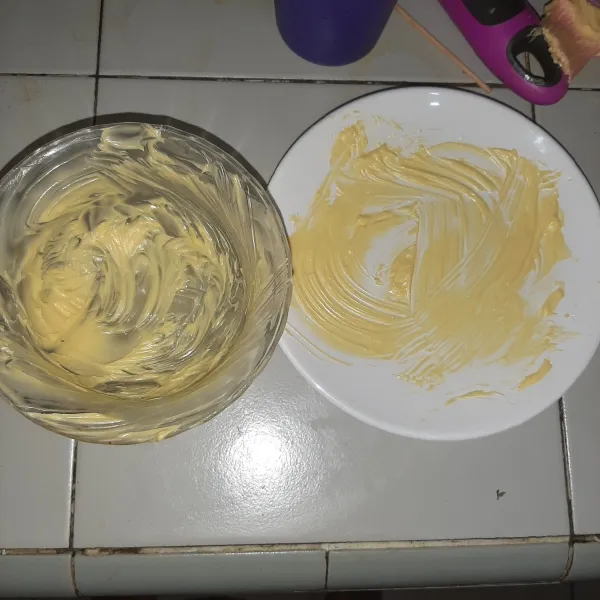 Sebelumnya, siapkan piring dan cetakan mangkuk kecil. Olesi dengan margarin agar tidak lengket.