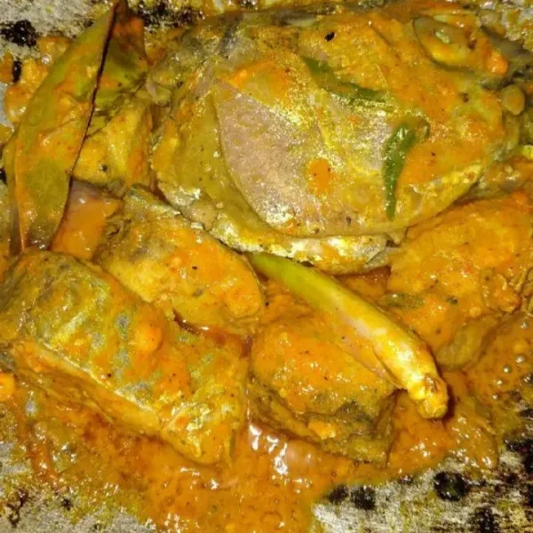 Masukkan ikan ekor kuning, aduk rata.