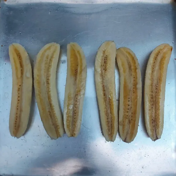Belah pisang jadi 2 bagian. Sisihkan.
