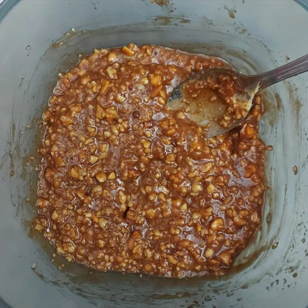 Campur dan aduk rata kacang tanah, telur, gula aren, mentega dan kayu manis.