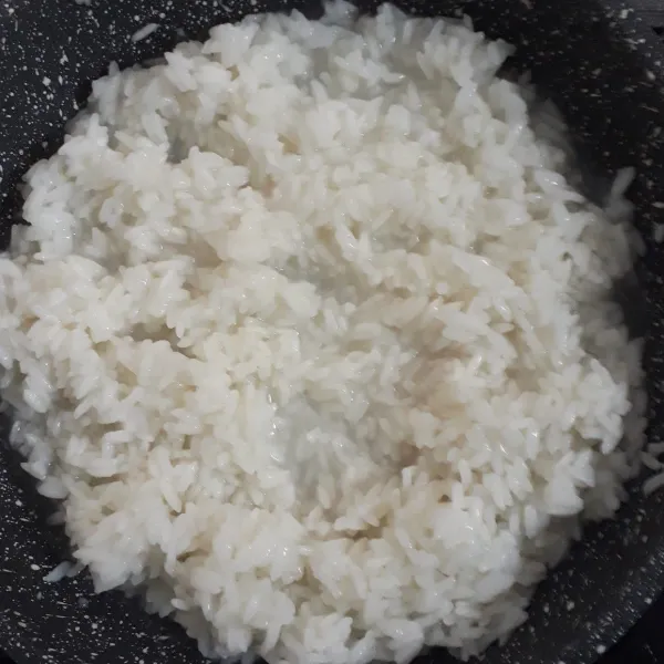 Beras dicuci lalu dimasak dengan air hingga airnya terserap ke dalam beras.