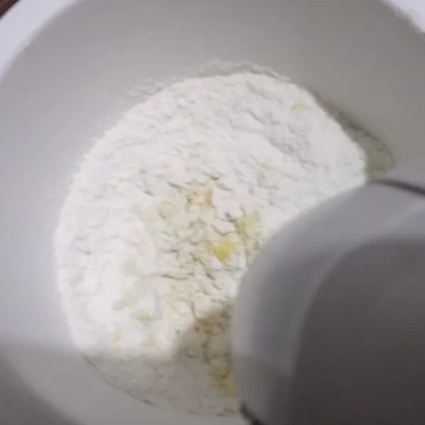 Masukkan campuran tepung yang sudah diayak, aduk rata.