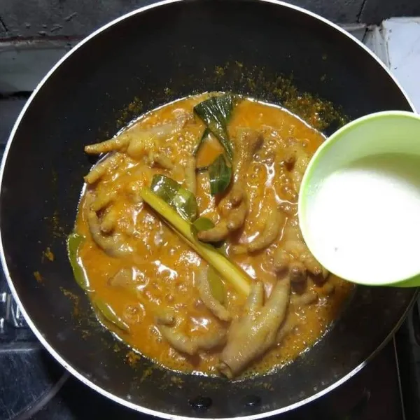 Masukkan santan kental dan masak sampai ceker empuk dan air menyusut.