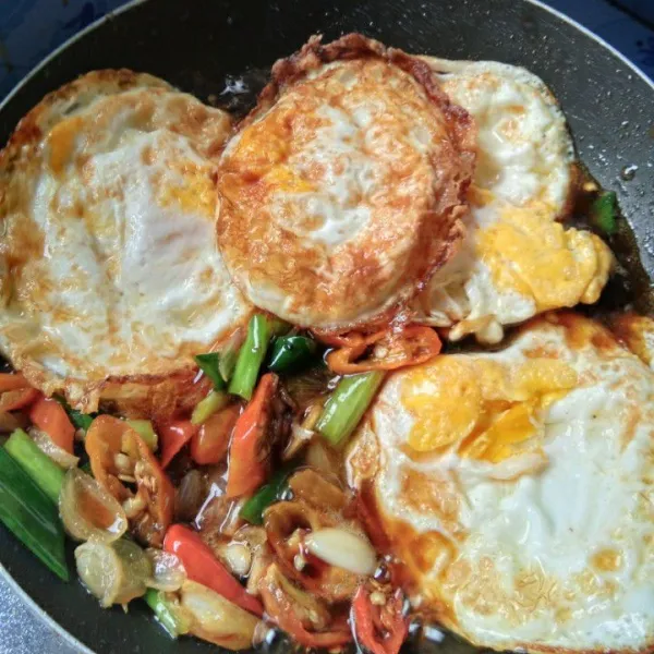Masukan telur ceplok, aduk rata masak hingga bumbu menyerap