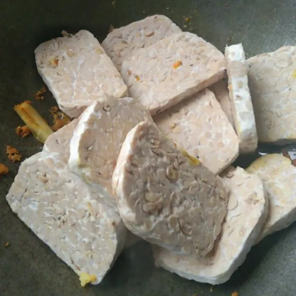 Masukkan tempe, aduk rata.