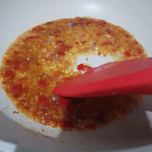 Tumis bumbu halus hingga harum, tambahkan daun jeruk.