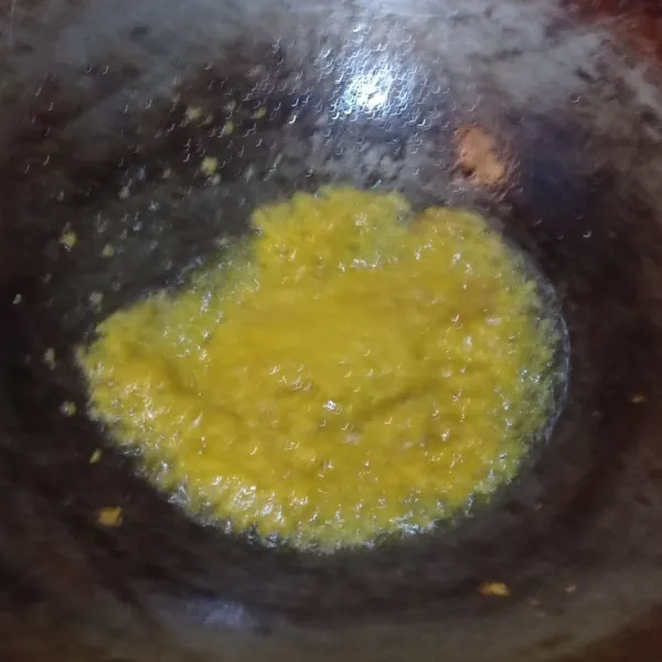 Haluskan bumbu, lalu tumis sampai wangi.