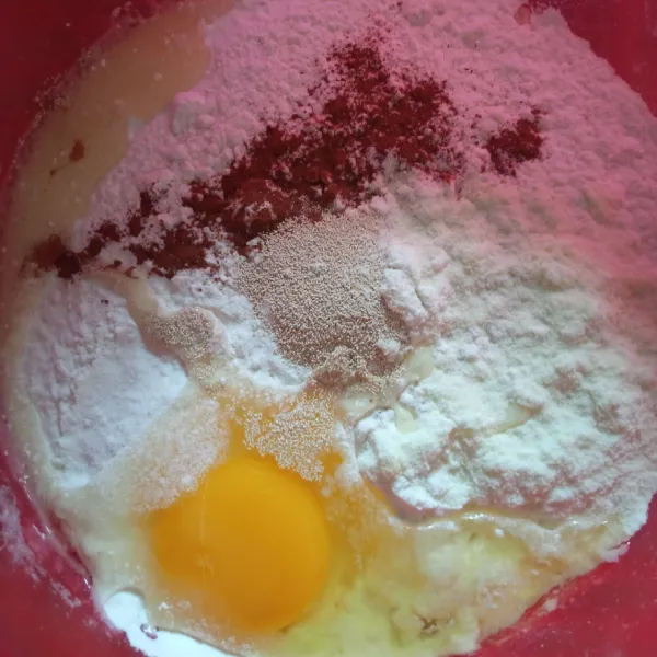 Dalam wadah, masukkan tepung terigu, telur, susu, kayu manis, dan ragi.