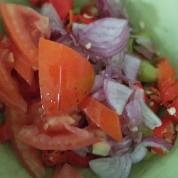 Campurkan dalam wadah irisan cabe rawit, tomat dan bawang merah.