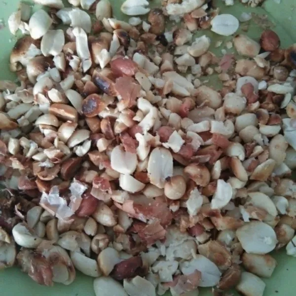 Sangrai kacang tanah, kemudian tumbuk kasar.