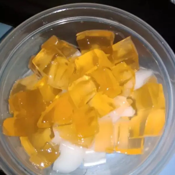 Penyajian dalam cup tuang masing-masing. Masukkan 1-2 sdm nutrijel plain jeruk.