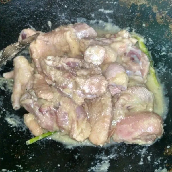 Masukkan ayam dan aduk hingga tercampur rata dan ayam kaku.