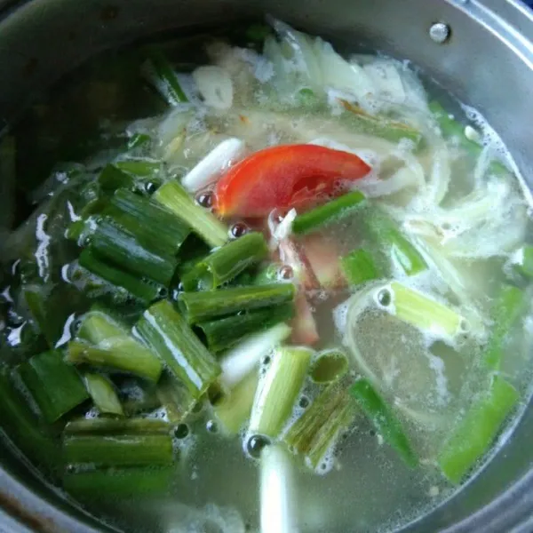 Terakhir tambahkan irisan bawang daun dan tomat, masak hingga bawang layu