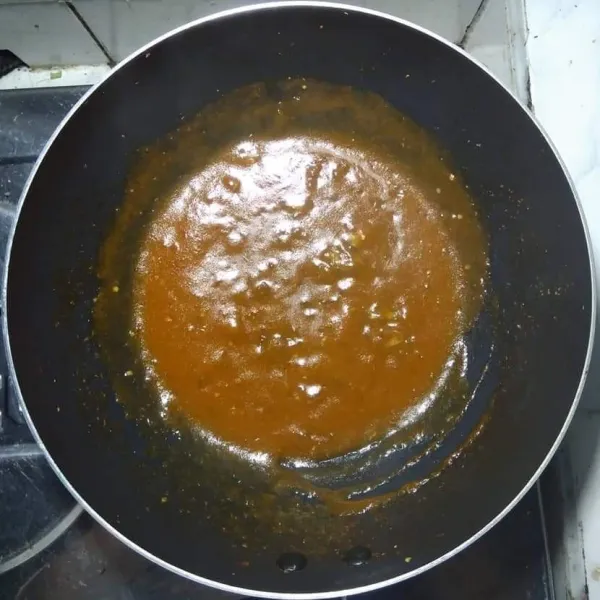 Aduk-aduk dan masak sampai mengental, angkat dan sisihkan.