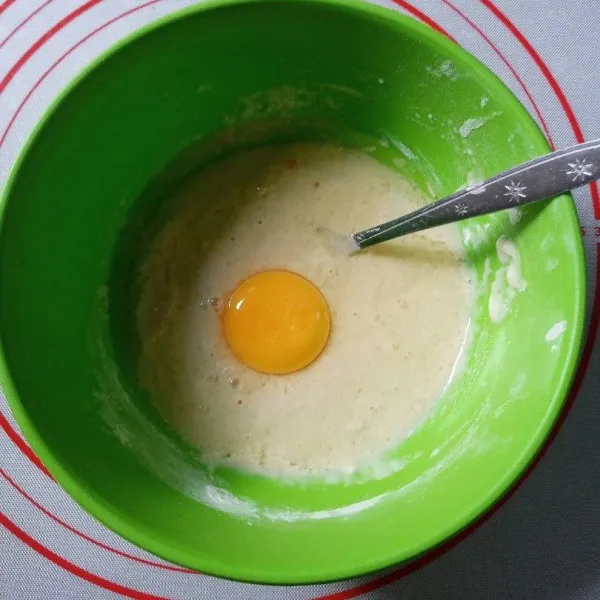 Campur terigu, tepung beras, gula pasir, garam dan sedikit air. Aduk hingga membentuk adonan yang lengket. Masukkan telur, aduk rata.