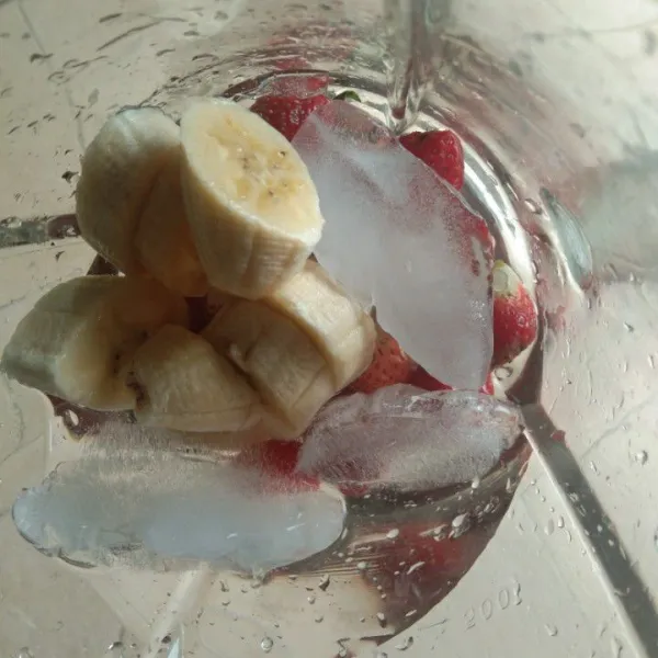 Haluskan strawberry, pisang, air matang dan es batu dengan bantuan blender.