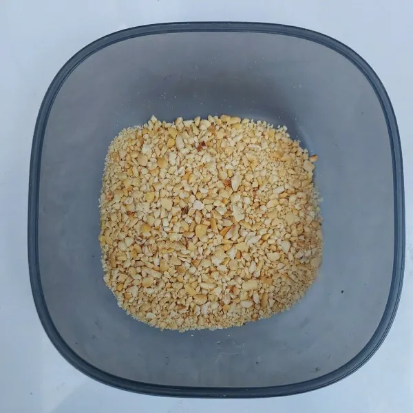 Sangrai kacang tanah lalu tumbuk agak kasar.