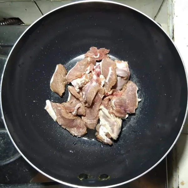 Cuci bersih daging sapi dan potong-potong. Masukkan ke dalam panci.