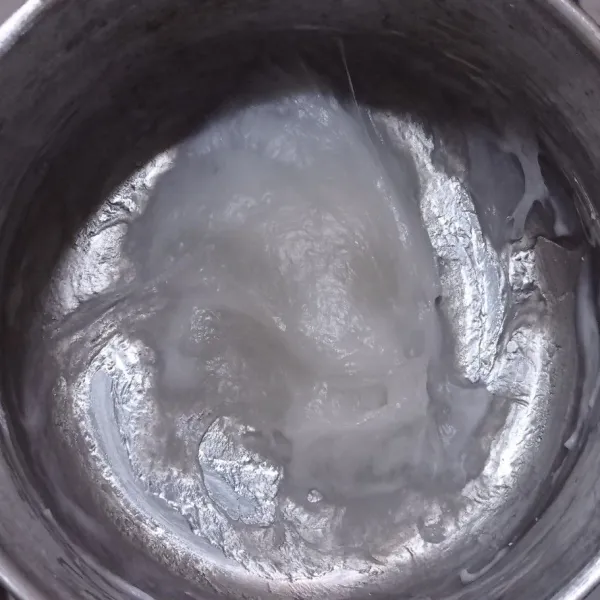 Membuat papeda :aduk tepung sagu dengan 100 ml air. Lalu masak sambil terus diaduk sampai teksturnya seperti lem. Sajikan papeda dengan ikan kuah kuning.