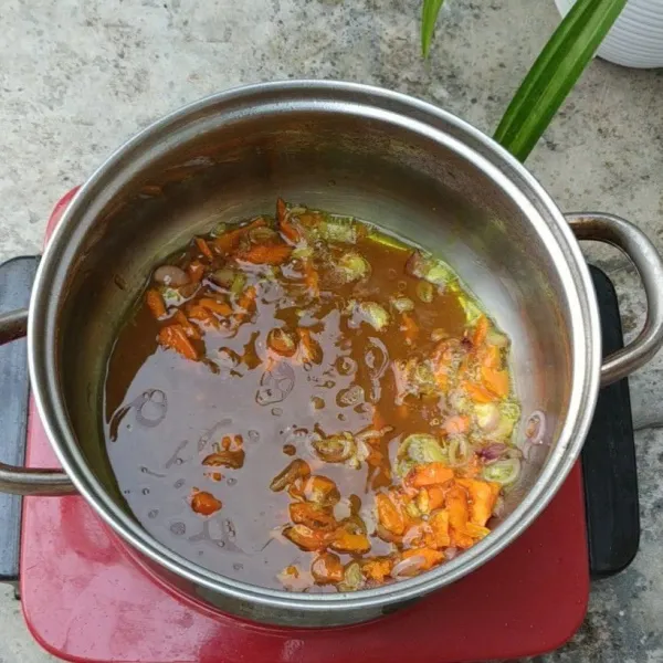 Masukkan 100 ml air asam jawa