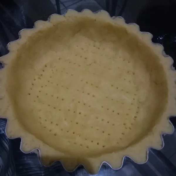 Atur adonan ke cetakan pie, lalu tusuk-tusuk dasarnya dengan garpu, simpan di kulkas selama 15 menit