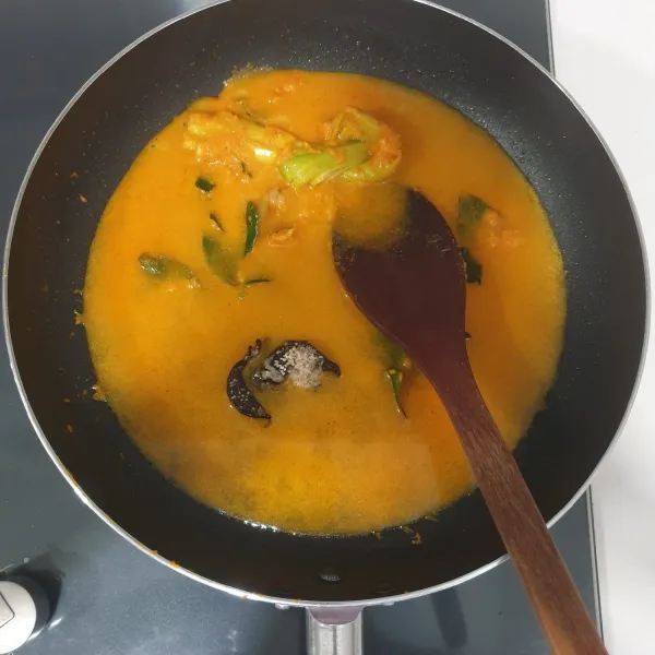 Tuangkan air, masukkan asam keping, garam, gula pasir, dan kaldu jamur