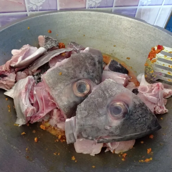 Masukkan ikan, aduk rata sampai berubah warna.